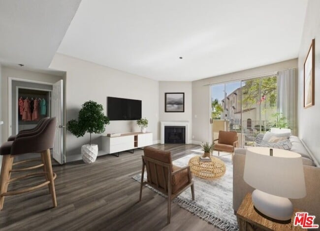 property at 627 N Rossmore Ave