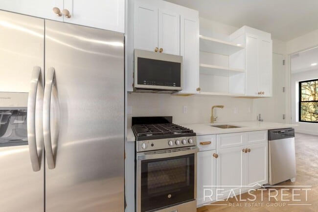 Decatur St, Unit 2 in Brooklyn, NY - Building Photo - Building Photo