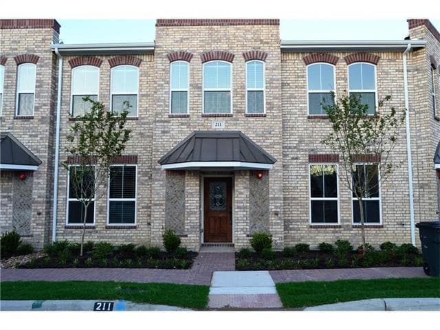 211 Lily Ln in Lewisville, TX - Building Photo