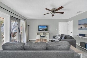 102 Pompano Dr SE in St. Petersburg, FL - Foto de edificio - Building Photo