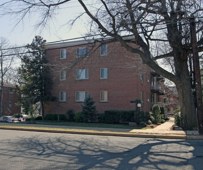 Twelve Oaks in Arlington, VA - Building Photo - Building Photo