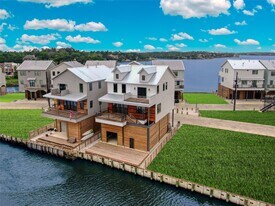 28 Cmdr. Runco Ln in Seabrook, TX - Building Photo