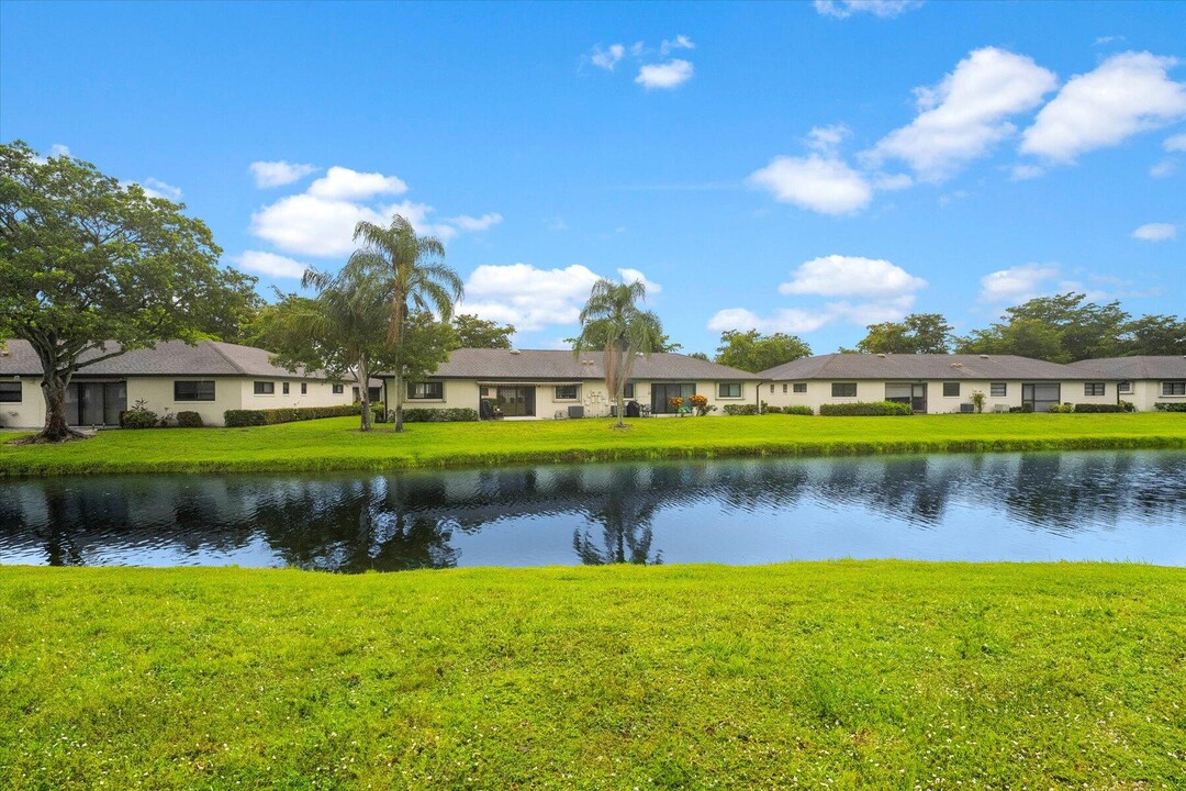 4842 Equestrian Cir in Boynton Beach, FL - Building Photo