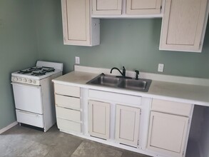 11 H St NW in Miami, OK - Building Photo - Interior Photo