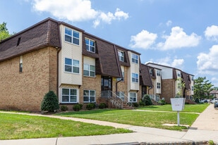 Edison and Blueberry Village in Edison, NJ - Building Photo