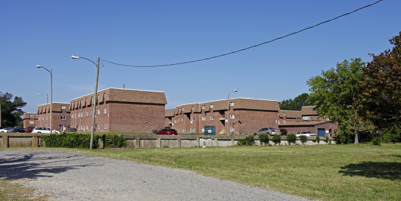 Aqua Vista Apartments in Newport News, VA - Building Photo