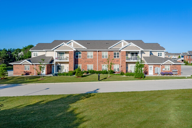 Foresthill Highlands Apartments & Townhomes in Franklin, WI - Building Photo - Building Photo