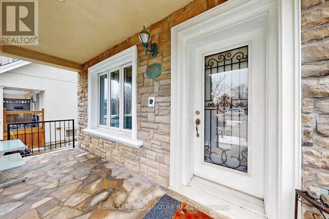 950 Greenwood Ave in Toronto, ON - Building Photo - Building Photo