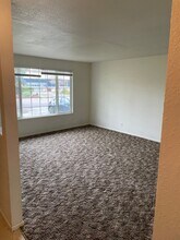 1719 NW Lemans St in Roseburg, OR - Building Photo - Building Photo