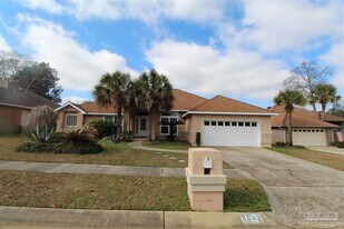 2042 Hamilton Crossing Dr in Gonzalez, FL - Building Photo