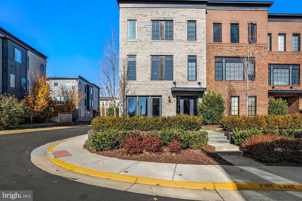 23110 Lavallette Square in Brambleton, VA - Building Photo
