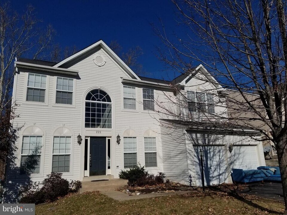 221 E Skyline Dr in Purcellville, VA - Building Photo