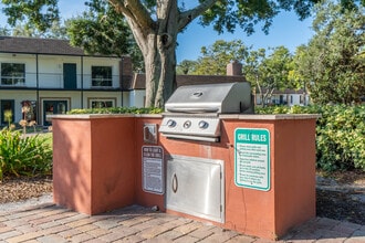 St. Charles Row in St. Petersburg, FL - Building Photo - Building Photo