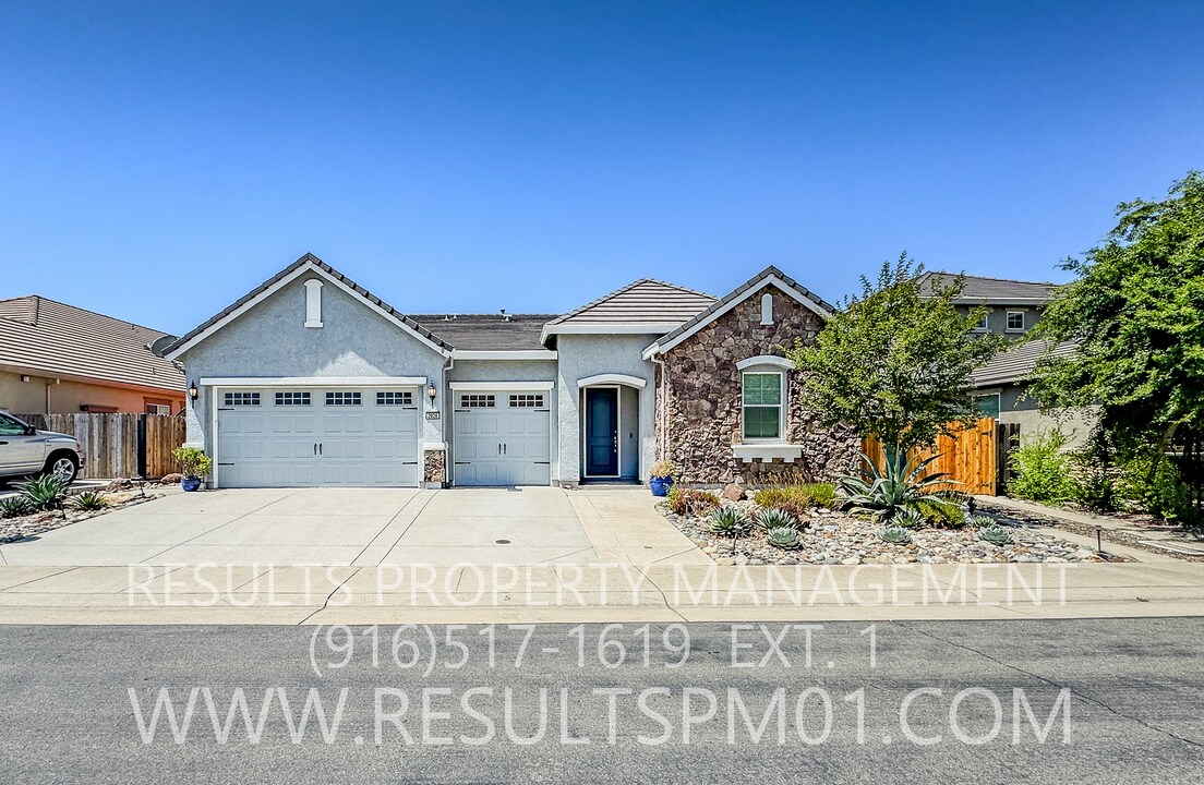 2926 Fantail Ln in Lincoln, CA - Building Photo