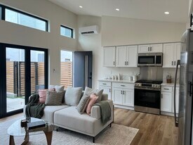 233 Ashland Ave in Santa Monica, CA - Building Photo