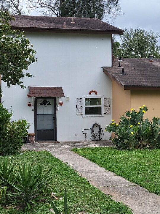 810-3 Continental Dr, Unit 3 in Brownsville, TX - Building Photo