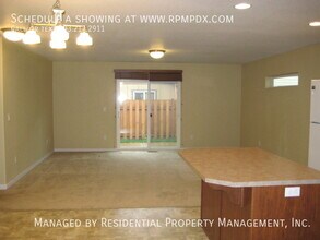 2745 28th Pl in Forest Grove, OR - Foto de edificio - Building Photo