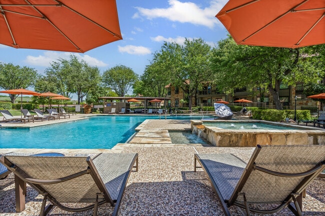 Estates at Team Ranch in Benbrook, TX - Foto de edificio - Building Photo