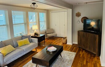 224 Columbus Dr, Unit CARRIAGE HOUSE Upper #3 in Savannah, GA - Building Photo - Building Photo