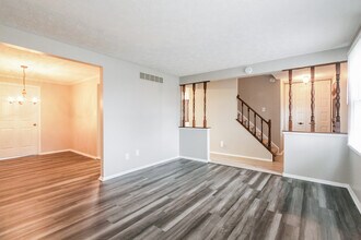 1328 Brownswood Dr in Brownsburg, IN - Foto de edificio - Building Photo