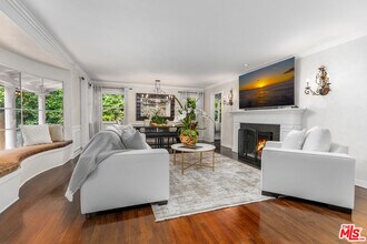 1622 Sunset Plaza Dr in Los Angeles, CA - Building Photo - Building Photo