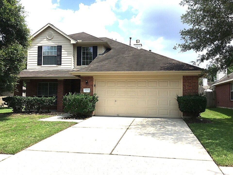 12227 Lavon Dr in Tomball, TX - Building Photo