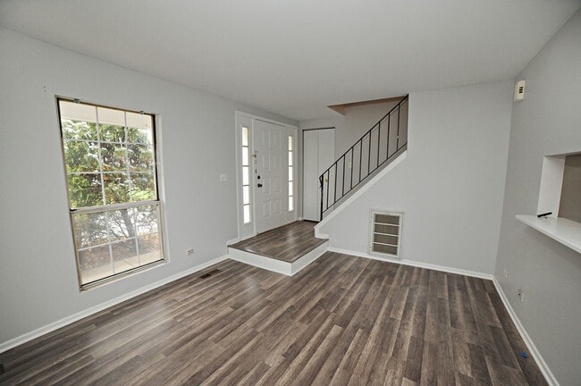 208 Ivy Ct in Streamwood, IL - Building Photo - Building Photo