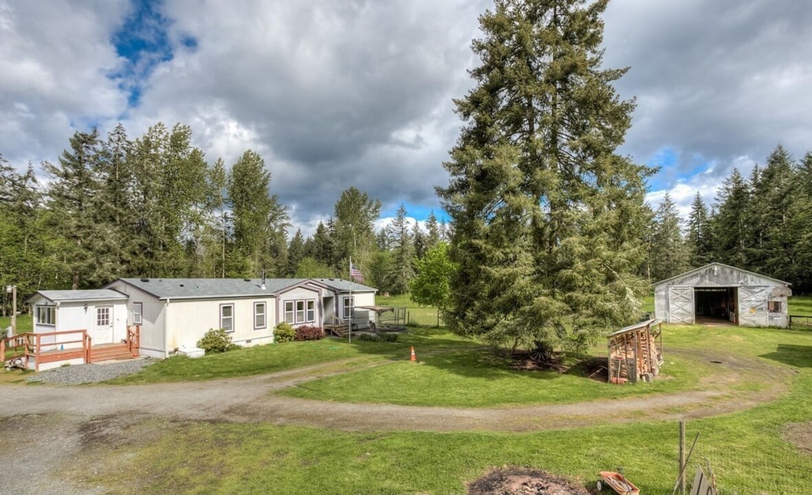 613 354th St E in Roy, WA - Building Photo