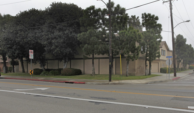 The College Avenue Apartments in Costa Mesa, CA - Foto de edificio - Building Photo