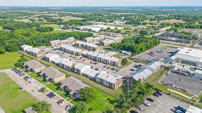 Village Creek in Commerce, TX - Foto de edificio - Building Photo
