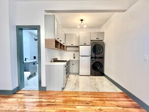 52 Monitor St in Brooklyn, NY - Foto de edificio - Building Photo