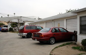 241 E Buckthorn St in Inglewood, CA - Foto de edificio - Building Photo