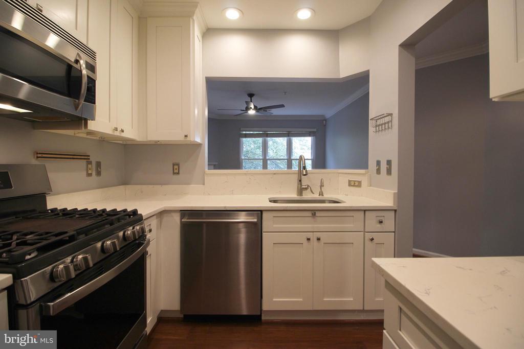 12913 Alton Square in Herndon, VA - Building Photo