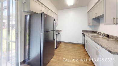 2220 Blue Spruce Way in Tampa, FL - Building Photo - Building Photo