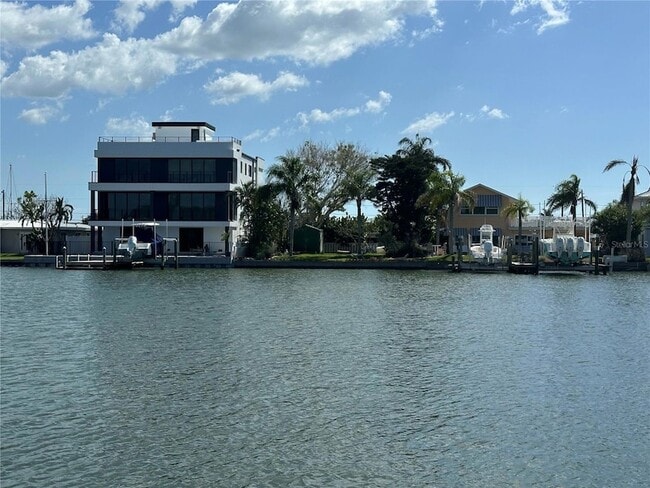 505 Hidden Harbour Dr in Indian Rocks Beach, FL - Building Photo - Building Photo