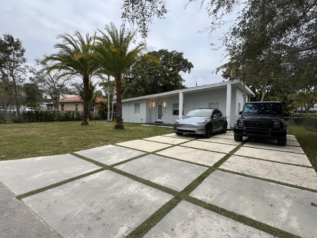 6425 SW 82nd St in Miami, FL - Foto de edificio - Building Photo