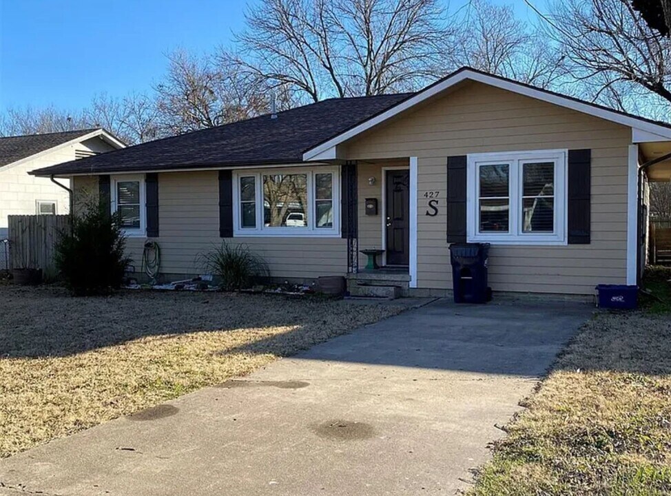 427 W 2nd St in Ada, OK - Building Photo