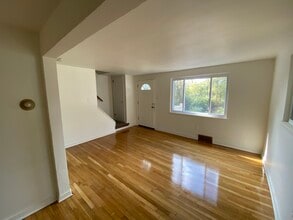 93 Lynwood Ave in North Versailles, PA - Building Photo - Building Photo