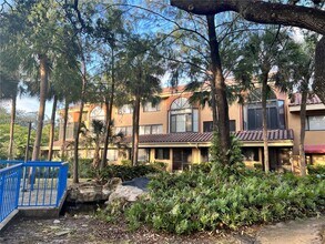 15525 N Miami Lakeway in Miami Lakes, FL - Foto de edificio - Building Photo