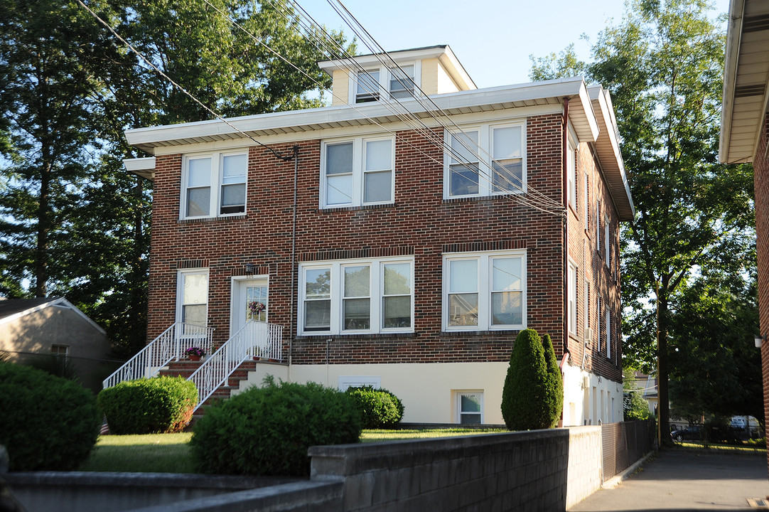 536 Lake Ave in Lyndhurst, NJ - Building Photo