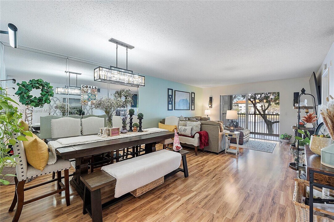 12901 SW 15th Ct in Pembroke Pines, FL - Foto de edificio