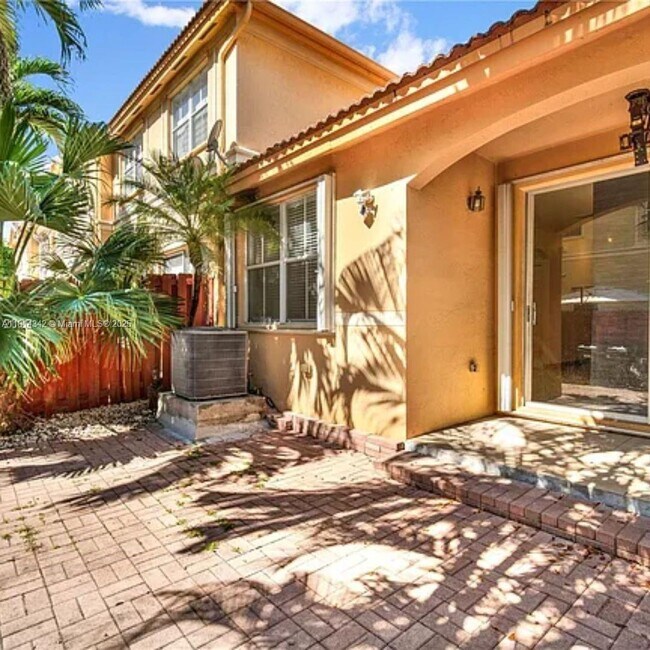 10902 NW 79th St in Doral, FL - Building Photo - Building Photo