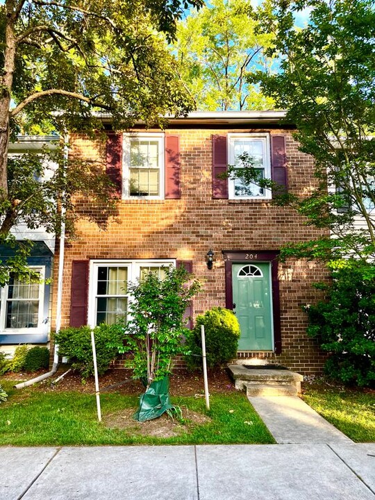 204 Michele Cir in Glen Burnie, MD - Foto de edificio