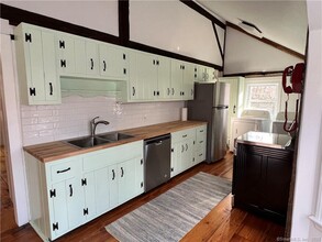 10 Orchard Ln in Easton, CT - Foto de edificio - Building Photo
