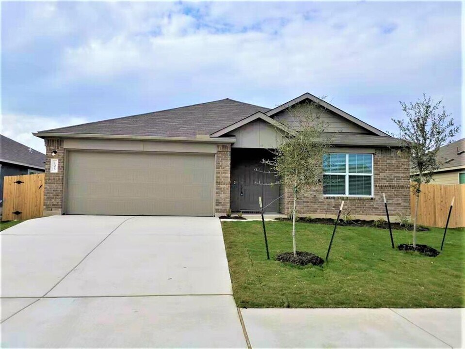 105 Bear Oak St in Hutto, TX - Building Photo