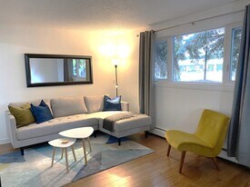 7945-7945-82 82 Ave NW in Edmonton, AB - Building Photo