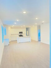 1414 Caceres Spur, Unit 3 in San Antonio, TX - Foto de edificio - Building Photo