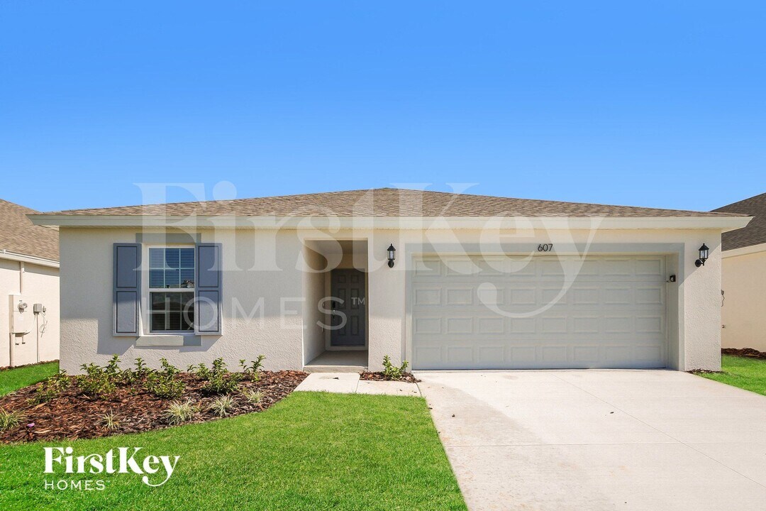 607 Lindbergh Wy in Davenport, FL - Building Photo