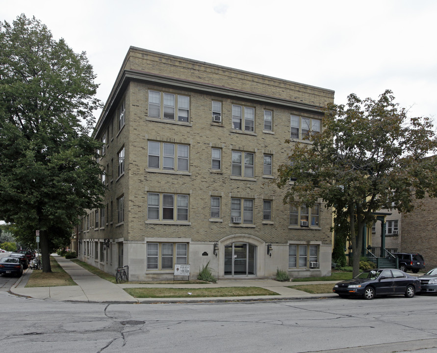 1303 Cass in Milwaukee, WI - Building Photo