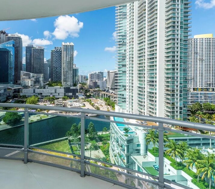 350 S Miami Ave, Unit 2214 in Miami, FL - Building Photo